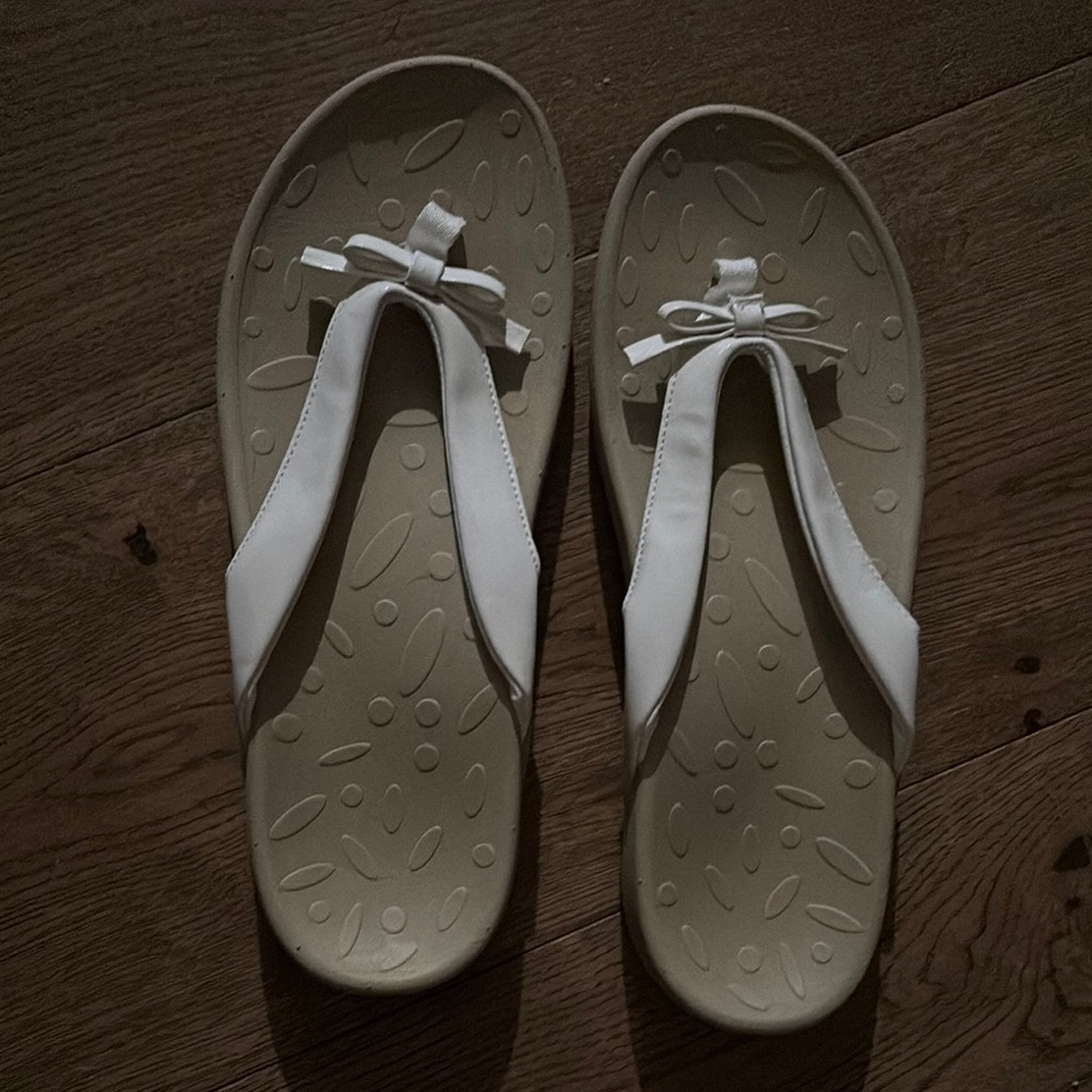 Chic White Bow Flip Flops